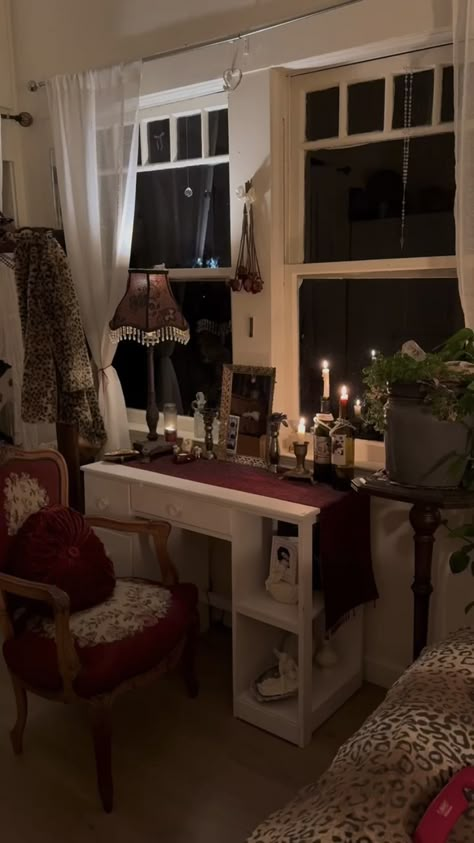 Dark Romantic Room Aesthetic, Southern Gothic Bedroom Aesthetic, Room Layout Aesthetic, Room Inspo Dark Feminine, Rockstar Girlfriend Aesthetic Bedroom, Gothic Coquette Room, Dark Femme Room, Dark Romantic Home, Old Lady Bedroom