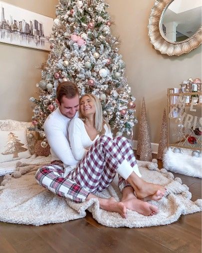 Christmas Photography Couples, Christmas Pajama Pictures, Christmas Couple Photos, Christmas Couple Pictures, Xmas Couple, Christmas Poses, Christmas Family Photoshoot, Couples Holiday, Xmas Photos