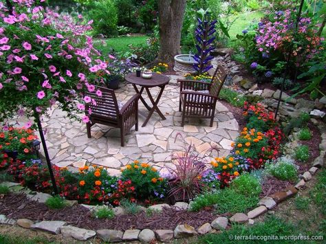 circular patio with surrounding flower beds Moderne Have, Taman Diy, Circular Patio, نباتات منزلية, Desain Lanskap, Flower Garden Design, Have Inspiration, The Secret Garden, Beautiful Flowers Garden