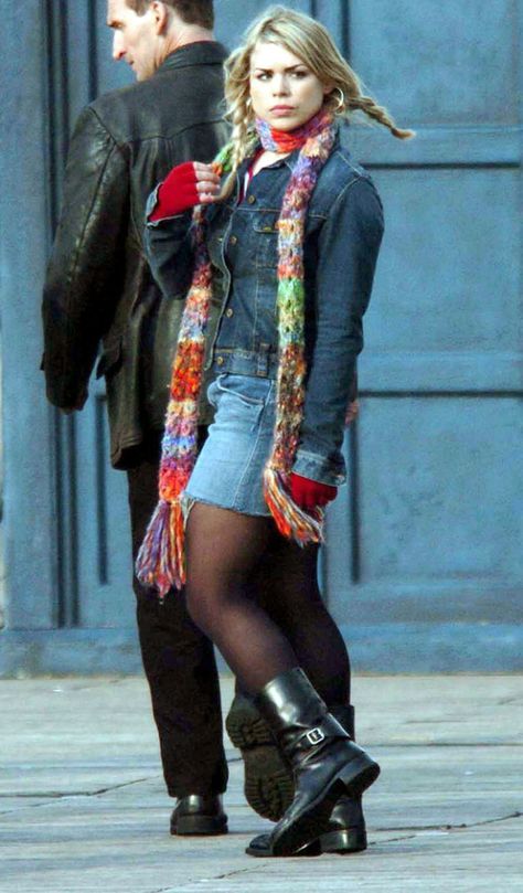 Rose Tyler Outfit, Dr Who Companions, Doctor Who Rose, Rose And The Doctor, Doctor Who Companions, Photo Rose, Big Scarf, Christopher Eccleston, Billie Piper