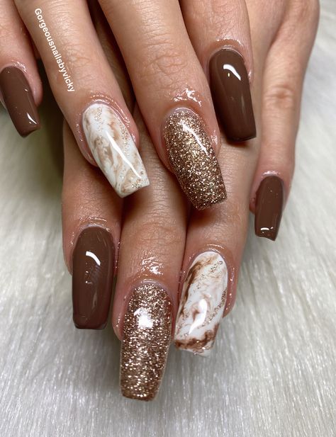 Marbal Nails Arts, Nail Art Simple Elegant Classy Brown, Brown Naildesign, Marbal Art Nail, Elegant Brown Nails, Nail Art Coklat, Nail Art Marron, Brown And Gold Nails, Elegant Touch Nails