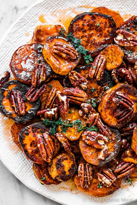 Autumn Dinner Party Recipes, Honey Sweet Potatoes, Roasted Sweet Potato Slices, Hot Honey Recipe, Smashed Sweet Potatoes, Maple Sweet Potatoes, Sweet Potato Recipes Healthy, Thanksgiving Side Dishes Easy, Xmas Dinner