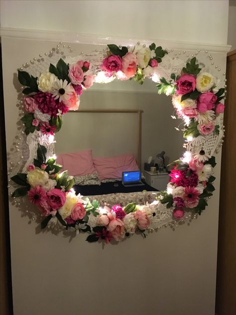 Princess Core Room Decor, Pool Noodle Mirror Frame, Flower Bedroom Ideas, Kids Room Makeover, Mirror Decorating Ideas, Wall Mirror Ideas, Home Mirror, Mirror Decor Ideas, Easy Room Decor