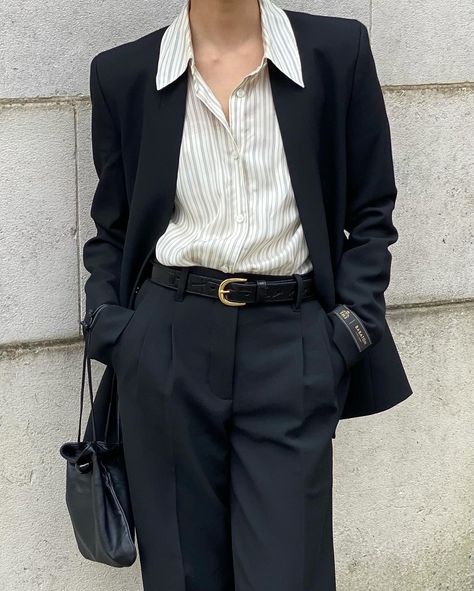 Suit with a side of femme Fancy Suits For Women Fashion, Suit Women Aesthetic, Classic Suit For Women, Vivienne Kensington, Women In Suits Aesthetic, Graduation Suits For Women, Feminine Suit, Formal Suits For Women, Court Outfit