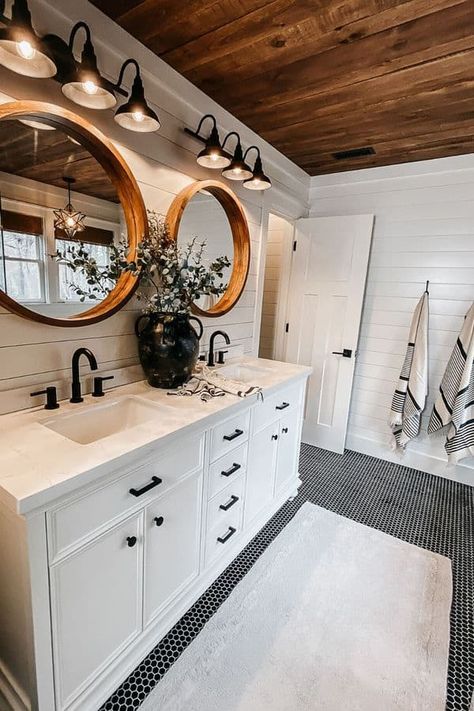 Shiplap Bathroom, Small Bathroom Renovations, Pool Bath, Bathroom Closet, Farmhouse Master, Modern Farmhouse Bathroom, Farmhouse Bathroom Decor, Small Bathroom Decor, Bathroom Remodel Master