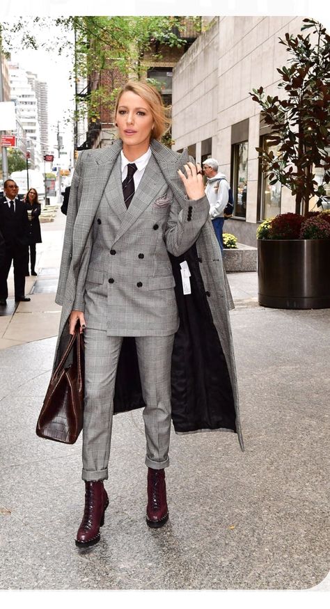 Blake Lively suit and tie Blake Lively Suit, Blake Lively Outfits, Mode Gossip Girl, Blake Lively Style, Woman In Suit, Nude Dress, Ryan Reynolds, Women Outfits, Menswear Inspired