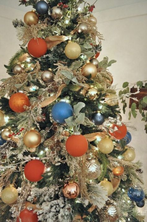 Rust Orange Christmas Tree, Blue Christmas Living Room, Orange Christmas Decor, Eucalyptus Christmas, Orange Christmas Tree, Orange Ornaments, Colorful Ornaments, Christmas Living Room, Tree Themes