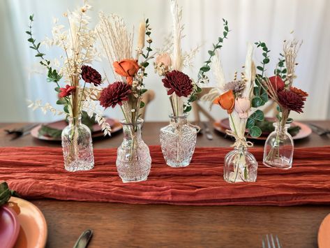 When it comes to wedding decor, it's the little details that can make a big difference. Bud vases are a versatile and charming addition to any wedding setting. With a wide range of colors, sizes, and styles available, they allow you to get creative and design the wedding of your dreams. In this DIY bud vase tutorial, w Diy Bud Vase, Bud Vase Tablescape, Diy Wedding Centerpiece, Vase Tutorial, Bud Vases Wedding, Rose Dome, Tablescape Ideas, Groom Accessories, Wedding Centerpieces Diy