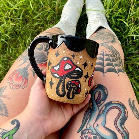 Trippy Pottery Painting, Painted Mushroom Pottery, Mushroom Mug Painting, Painting Pottery Mug Ideas, Mushroom Pottery Painting Ideas, Pottery Painting Ideas Mushroom, Goth Pottery Painting, Halloween Pottery Ideas Painted, Trippy Pottery