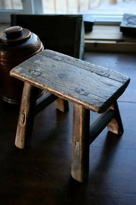 Wooden Stool Designs, Milk Stool, Rustic Stools, Milking Stool, Wooden Stool, Into The Wood, Primitive Furniture, Log Furniture, Furniture Antique