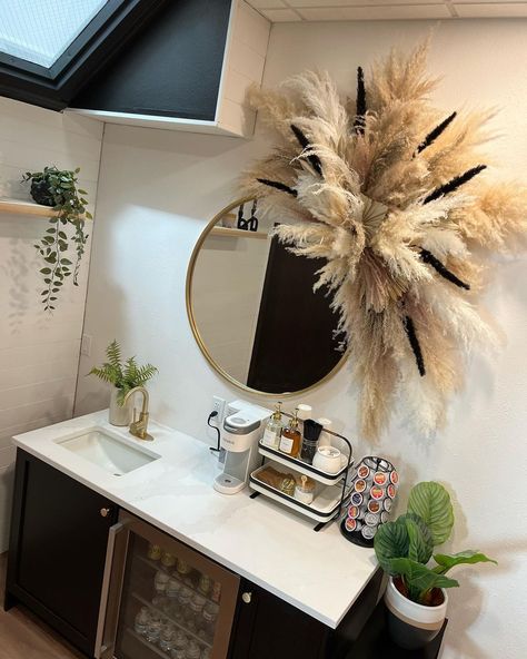 Pampas Mirror Decor, Pampas Grass Decor Mirror, Pampas Grass Mirror Diy, Pampas Grass Mirror, Pampas Grass Around Mirror, Pampas Garland Mirror, Pampas Mirror, Mirror With Feathers, Pampas Grass Bedroom Mirror