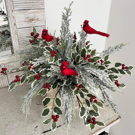 French Country Front Porch, Winters Tafereel, Christmas Decorations Centerpiece, Christmas Centers, Cricut Images, Christmas Flower Arrangements, Free Cricut, Christmas Floral Arrangements, Christmas Centerpieces Diy