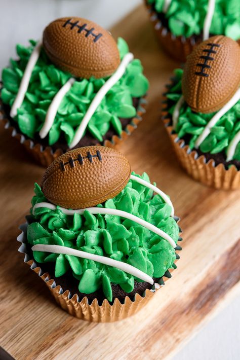 Easy Superbowl Football Cupcakes with Piped Grass Frosting Bowl Desserts, Simple Cupcakes, Superbowl Cake, Making Desserts, Superbowl Desserts, Whipped Buttercream, Football Cupcakes, Football Parties, Football Cake