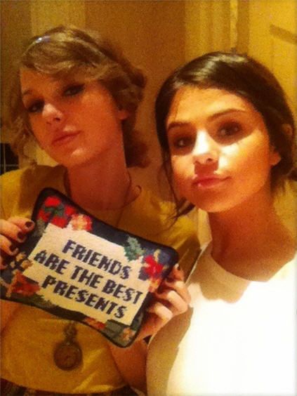 Selena Gomez and Taylor Swift! #SelenaGomez #TaylorSwift #fashion #movies #beauty #friendshipgoals #music Friendship Pillow, Taylor Swift Fotos, Selena And Taylor, Estilo Taylor Swift, Marie Gomez, Best Friendship, Swift 3, Friendship Goals, Taylor Swift Pictures