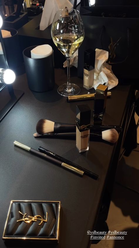 Makeup Set Up Aesthetic, Golden Brunette, Up Aesthetic, Black Cat Aesthetic, Clipuri Video, Aesthetic Women, Luxury Makeup, Instagrammer, Rich Girl