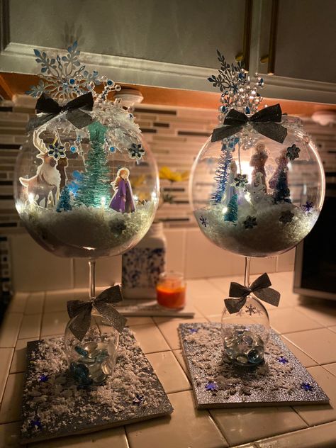 Elsa Centerpiece Ideas, Frozen Centerpiece Ideas Diy, Frozen Birthday Party Centerpieces, Frozen Centerpiece Ideas, Princess Centerpieces Diy, Frozen Birthday Centerpieces, Frozen Party Centerpieces, Disney Princess Centerpieces, Frozen Centerpieces