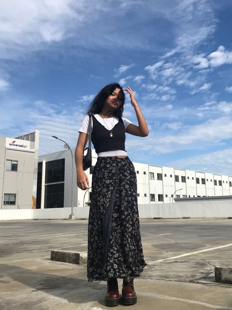 grunge punk midi floral skirt y2k platform docs outfit layered top low waist crop Printed Skirt Outfit, Floral Skirt Outfits, Skirt Outfits Aesthetic, How To Have Style, Black Skirt Outfits, Midi Skirt Outfit, Long Skirt Outfits, Mode Hippie, Maxi Skirt Outfits