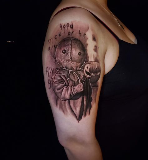 Horror tattoo. @antoniogarciaart Horror Movie Tattoos Realism, Candyman Horror Tattoo, Sam Trick R Treat Tattoo, Horror Portrait Tattoo, Trick Or Treat Tattoo, Trick R Treat Tattoo, Terrifier Tattoo, Trick Or Treat Sam, Back Tattoos For Girls