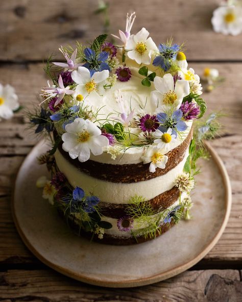 Instagram Natural Flower Cake, Wild Flower Wedding Cake, Birthday Cake With Fresh Flowers, Flower Themed Cake, Wild Flower Cake, Wildflower Cake, Floral Cakes, Petal Cake, Wedding Adventure