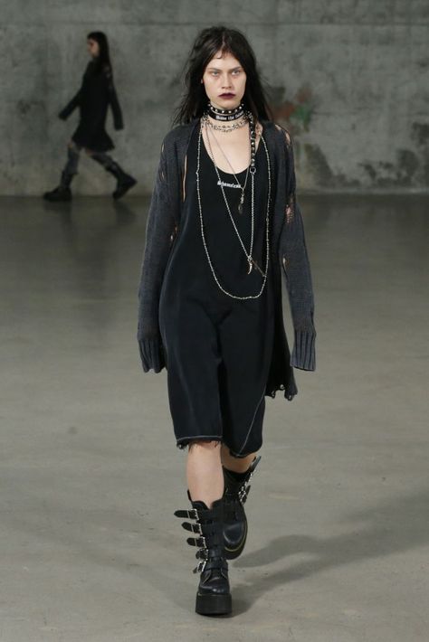 R13 RTW Spring 2017 [PHOTOS] – WWD Just step into a rock clothing b in the 90’s -you’ll find way more inspiration Goth Outfit, Black Clothes, Grunge Look, Grunge Goth, Estilo Punk, Looks Black, Indie Outfits, Alternative Outfits, Grunge Style