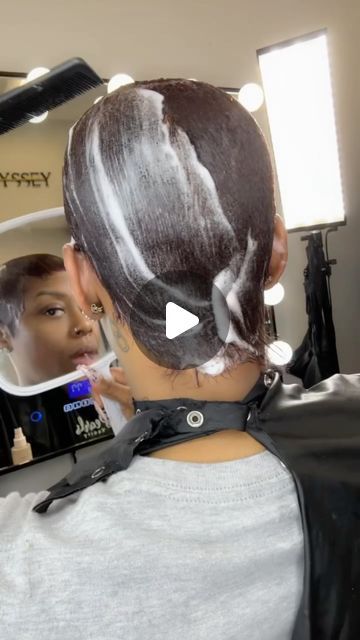 128K views · 3.9K likes | Candice Renee✂️ on Instagram: "Can you finger wave your own hair?  I use two different waving techniques, depending on the look I'm going for🌊🌊 Using @influancehaircare1  Sensitive Scalp relaxer system and Honey Almond styling foam sold at The Hair Odyssey Salon.  #itsthewave #fingerwavingmyownhair #explorepage #explore #houstonshorthairstylist #shorthairstylistinhouston #shorthairstylist  #fingerwavingmyownhair #fingerwaves #fingerwavestyle #fingerwaveshouston" Diy Finger Waves Long Hair, How To Wet Hair Look, Finger Waves For Black Women 4c Hair, Diy Finger Waves Short Hair, Long Hair Finger Waves, Diy Finger Waves, How To Do Finger Waves, Soft Fingerwaves Short Hair, Finger Waves Long Hair