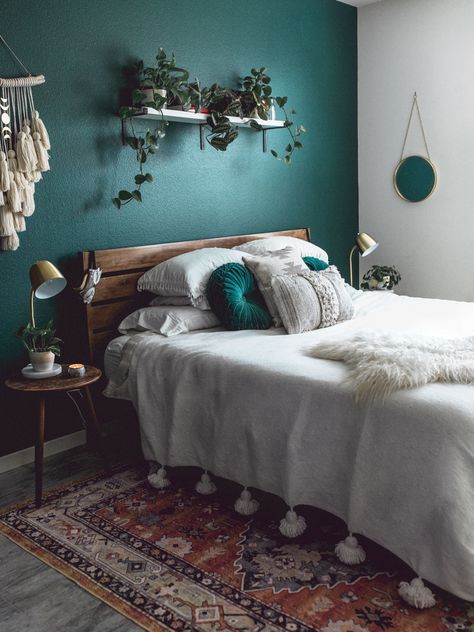 Mid Century Modern Decor - Dark forest green walls contrasted by white details and lots of texture!   #midcentury  #bohemian #bedroom #macrame #darkwall Green Bedroom Walls, Teal Bedroom, Eclectic Bedroom, Green Walls, Room Deco, Perfect Bedroom, Modern Bedroom Decor, Bohemian Bedroom, Mid Century Modern Decor