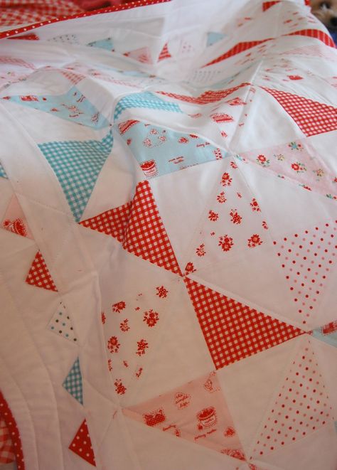 Checkerboard Quilt, Helen Phillips, Colchas Quilting, Country Quilt, Patchwork Inspiration, Art Quilting, Red And White Quilts, Sewing School, Pinwheel Quilt