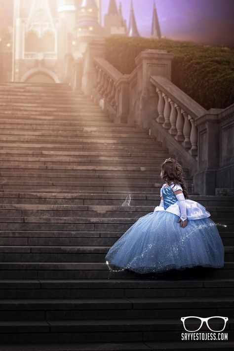 Cinderella Birthday Pictures, Cinderella Photoshoot Ideas, Princess Theme Photoshoot, Cincoñera Ideas, Cinderella Photoshoot, Disney Princess Photography, Cinderella Funny, Funny Family Portraits, Funny Photoshoot