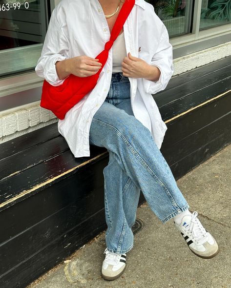 I don’t know what to do with my hands 🤷🏼‍♀️ also I think it’s bright red bags from here on out Spring style, street style, spring outfit ideas, minimal fashion, oversized style White Jeans Outfit Spring, Red Bag Outfit, Red And White Outfits, White Shirt Outfits, Bright Outfits, Street Style Bags, White Jeans Outfit, Street Style Spring, Fashion Oversized