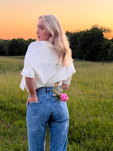 Flower In Back Pocket Photoshoot, Flowers In Jeans Photoshoot, Flower Senior Pictures, Wildflower Sunset, Wildflower Photoshoot, Sunset Senior Pictures, Flower Picking, Sunset Photoshoot, Flower Photoshoot