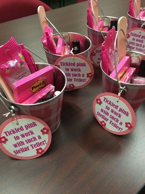 Valentines Day Office, Coworkers Valentines, Chic Fits, Hadiah Valentine, Appreciation Gifts Diy, Staff Appreciation Gifts, Teacher Appreciation Gifts Diy, Valentines Gift Bags, Teacher Valentine Gifts