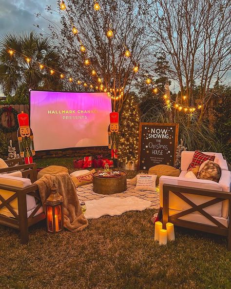 Summer Movie Night, Girls Night Movies, Christmas Movie Night, Backyard Movie Nights, Backyard Movie, Summer Movie, Patio Inspiration, Children's Garden, Outdoor Movie