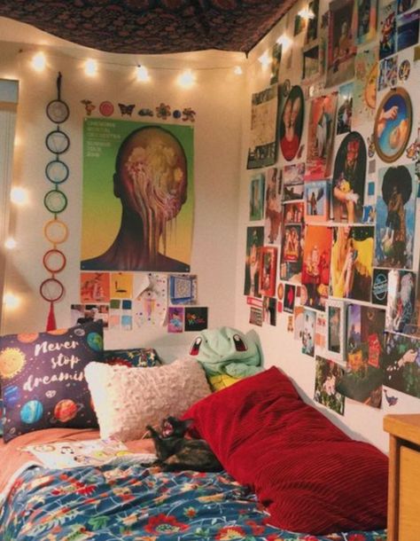 Indie Themed Bedroom, 80s Themed Bedroom, Mmd Clothes, Room Claims, Indie Dorm, 80s Themed Room, Sala Grunge, Indie Room Ideas, Chambre Indie