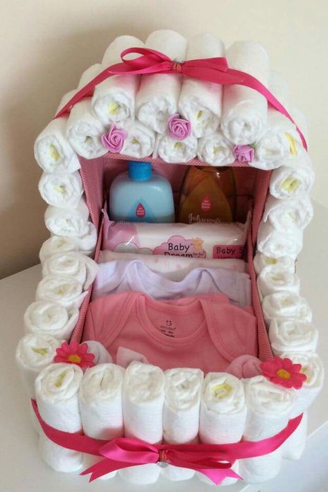 Baby Shower Hamper, Diy Easter Decor, Easter Decor Ideas, Baby Shower Gift Box, Diaper Gifts, Idee Babyshower, Baby Shower Baskets, Baby Shower Deco, Baby Gift Hampers