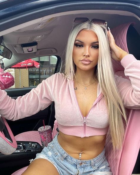 jadeamberrrr on instagram Blonde Baddie, Glittery Outfits, Pink Glam, Blonde With Pink, 2000 Fashion, Instagram B, Elegantes Outfit, Baddie Hairstyles, Baddie Outfits