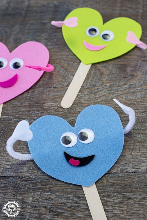 Felt Hearts Crafts, Valentines Day Crafts For Preschoolers, Preschool Valentine Crafts, Toddler Valentine Crafts, Valentines Box, February Crafts, Easy Valentine Crafts, Valentine's Day Crafts For Kids, Toddler Arts And Crafts