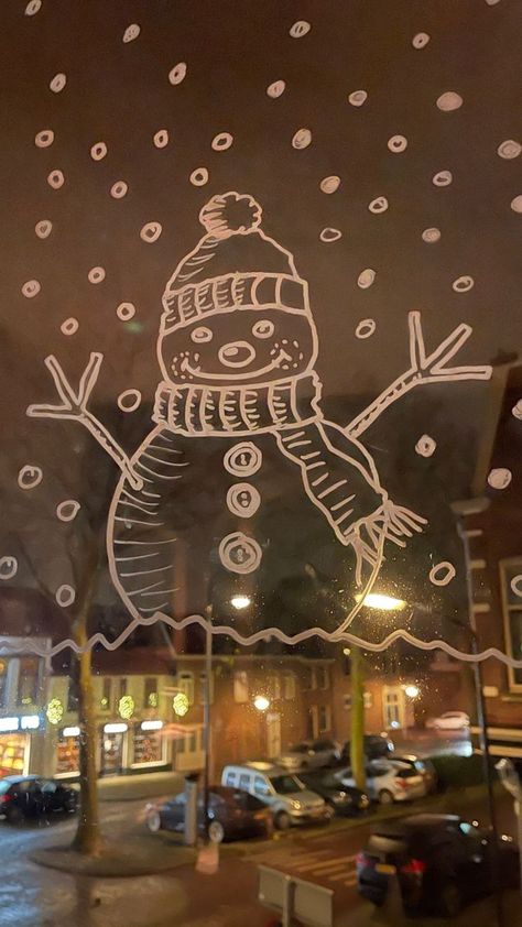 Xmas Window Drawing Ideas, Snowman Window Decoration, Window Christmas Art Ideas, Window Christmas Decor Ideas Drawing, Draw Window Christmas, Draw On Window Christmas, Window Christmas Drawing Ideas, Christmas Window Display Drawing, Christmas Drawings On Windows