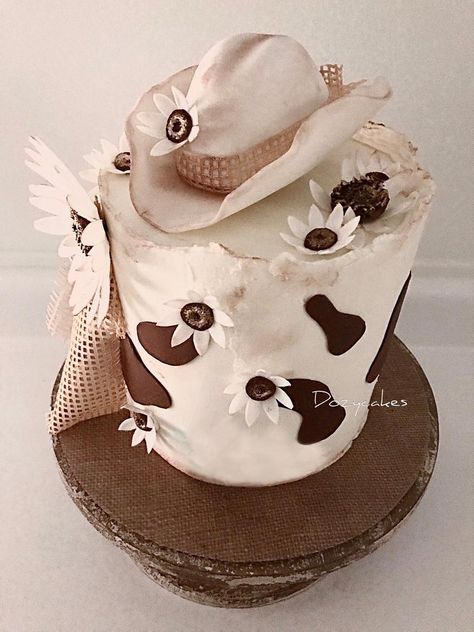 Country Cake Ideas Birthday, 18th Birthday Cake Cowgirl, Cowgirl 25th Birthday, Cow Girl Cake Ideas, Country Theme Birthday Cake, Cowgirl Birthday Cake Ideas, Cowgirl Birthday Cakes Western Theme, Cow Print Birthday Decorations, Cowgirl Bday Cake