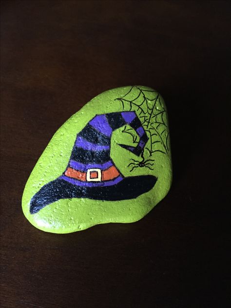 Witch Hat Rock Painting, Painted Witches Hat, Witch Rock Painting, Fall Painted Rocks, Halloween Rock Painting Ideas, Fall Rocks, Scary Paintings, Rock Animals, Terra Cotta Pot Crafts Diy