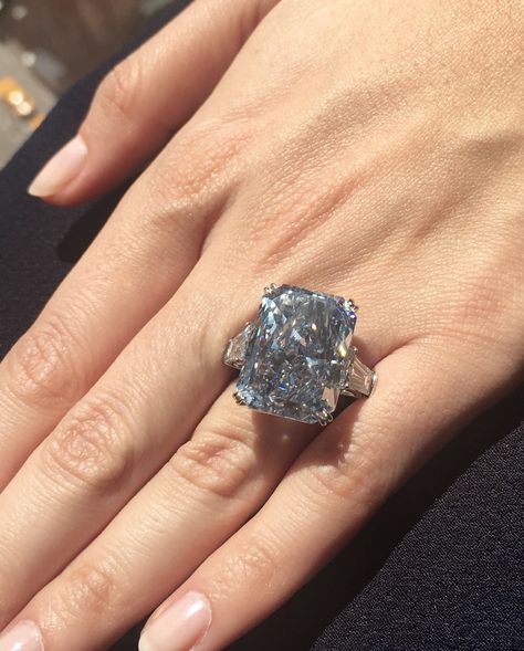 The 24-carat Cullinan Dream: the largest fancy intense blue diamond to come to auction. The Bling Ring, Colored Diamond Rings, Ring Trends, Fancy Diamonds, Halo Engagement Rings, Gorgeous Jewelry, Blue Diamond, Wedding Rings For Women, Diamond Pendant