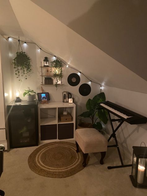 Earthy Music Room, Cat Corner Ideas Bedroom, Music Corner Bedroom, Micro Studio, Attic Bed, Music Room Art, Music Aesthetics, Music Bedroom, Cozy Attic