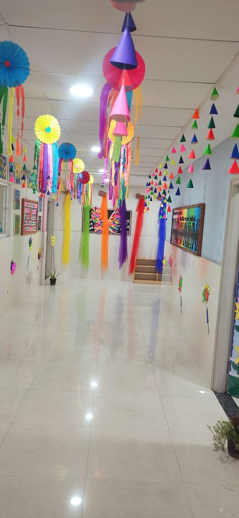 Coridoor Decoration Ideas For School, Preschool Decoration Ideas Hanging, School Reopening Ideas, Classroom Hangings For Preschool, Honeycomb Decor Diy, School Corridor Hanging Decoration Ideas, School Ceiling Decorations, Hangings For School Corridor, School Hallway Ceiling Decorations