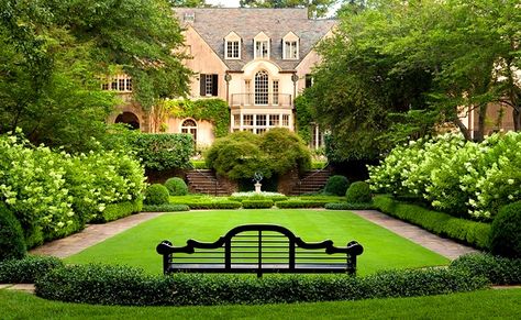 Inspiring Gardens - Redeem Your Ground | RYGblog Classic Garden Design, Villa Architecture, Formal Garden, Classic Garden, The Secret Garden, Formal Gardens, Design Exterior, Gorgeous Gardens, English Garden