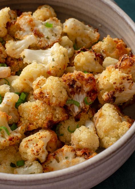 This is the Best Air Fryer Cauliflower recipe! This cauliflower is loaded with flavor and super crispy on the outside while being perfectly tender on the inside! This easy air fryer vegetable recipe is ready in less than 15 minutes! The Best Air Fryer Cauliflower, Air Fryer Collie Flower, Best Air Fryer Cauliflower, Airfryer Cauliflower, Air Fryer Recipes Asian, Air Fryer Vegetable, Easy Corn Recipes, Air Fryer Cauliflower, Loaded Cauliflower Casserole