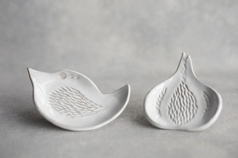 "Adorable bird garlic grater would love to help you in your kitchen! The perfect tool to grate and strip your fresh ingredients. Each grater is uniquely designed and hand formed from a slab of clay and hand punctured to create a perfect grating surface. Works great while looking cute and would make a great gift! WHAT IT QUICKER? CHECK OUT OUR READY TO SHIP LISTING HERE: https://www.etsy.com/listing/1367144717/bird-garlic-grater-herb-stripper-ceramic?click_key=d0c0a679d99bca52932ceb90a07be1fb18bc Garlic Grater Plate, Beginners Ceramics, Handbuilt Pottery, Garlic Grater, Slab Ceramics, Best Butter, Slab Pottery, Fresh Ingredients, Kitchen Dishes