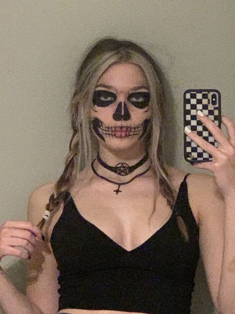 Halloween Costumes Skeleton Women, Skull Face Paint Aesthetic, Tate Skeleton Makeup, Skeleton Face Paint Women, Skeleton Makeup Aesthetic, Tate Langdon Skull Makeup, Tate Makeup, Caveira Halloween, Halloween Caveira