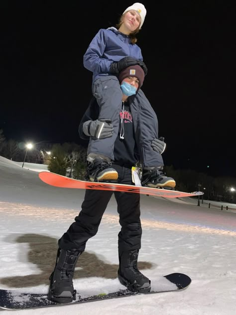 Snowboarding Couple Aesthetic, Snowboarding Couple Pictures, Snow Clothes Outfits, Couple Snowboarding Pictures, Couple Skiing Pictures, Ski Poses, Snowboard Couple, Snowboarding Couple, Tennessee Winter