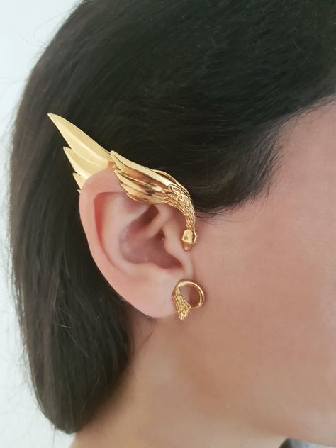 Elven, Ear Cuff, Gold, Ear Rings, Festival Jewellery, Fairy, Fantasy, Burning Man, Cos-play, Ear Wings. Pair of gold plated ear cuffs. Try them on and you shall meet your elven self. Everyone has an elf inside them, this is one of the keys that unlocks this secret. They are a firm and comfy fit. We've designed them to be adjustable to (almost) any size ear.  Each cuff measures about 3 1/2 inches in length from tip to bottom and about 1 1/2 inches in width. These measurements may vary slightly as Moda Medieval, Festival Jewellery, Ear Cuff Gold, Elf Ear Cuff, Wrap Earrings, Gold Ear Cuff, Bold Jewelry, Festival Jewelry, Jewelry Lookbook