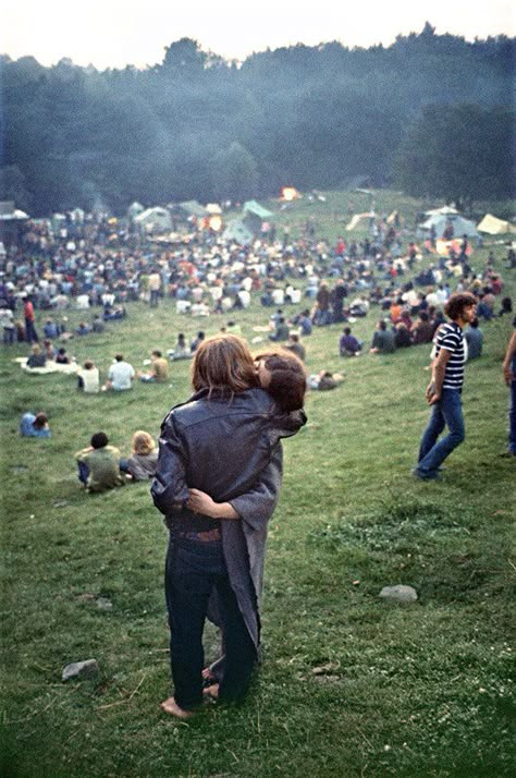 Woodstock | kiss | 1960s | music festival | lovers | iconic weekend in history Music Festival Photography, Woodstock Photos, 1969 Woodstock, Woodstock Hippies, Woodstock Music, Woodstock 1969, Festival Photography, Woodstock Festival, Hippie Movement