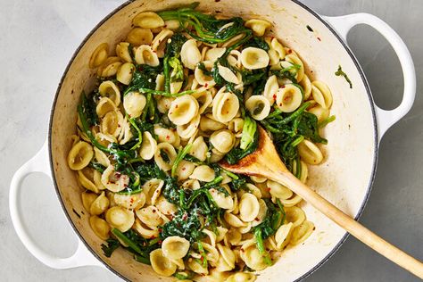 Cheap and Easy Dinner Ideas Wilted Spinach, One Pot Pasta Recipes, Pot Dinners, One Pot Dinners, Nyt Cooking, One Pot Pasta, Easy Lunches, Easy Vegetarian, Satisfying Food